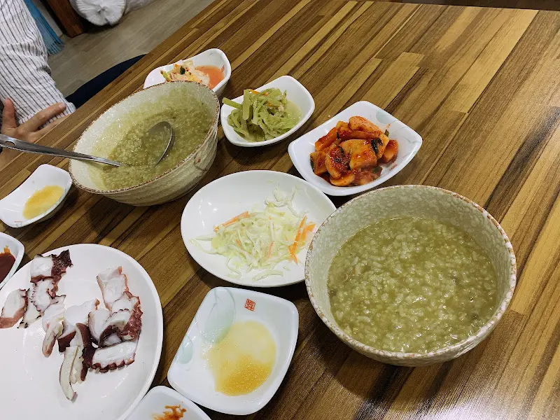 전복죽과 정갈한 밑반찬