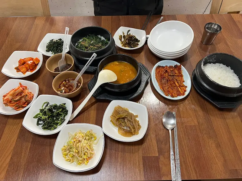 곤드레나물밥과 정갈한 밑반찬이 차려진 한 상 차림