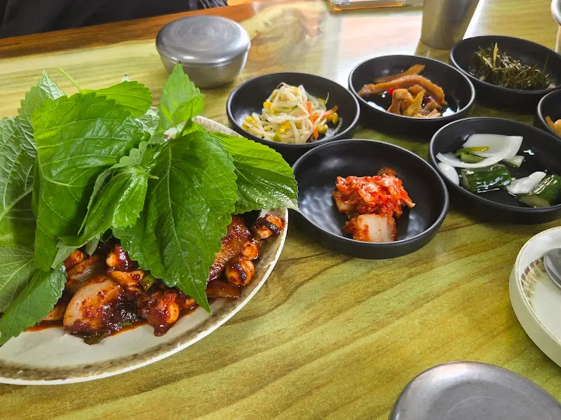 돌문어볶음과 밑반찬