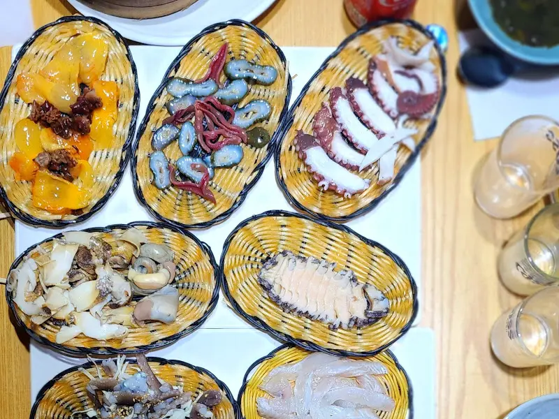 해삼, 멍게, 개불 등 다양한 해산물 모듬