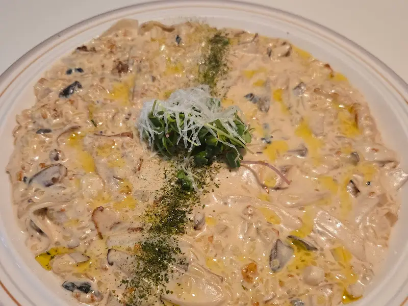 크림 소스가 듬뿍 덮인 파스타