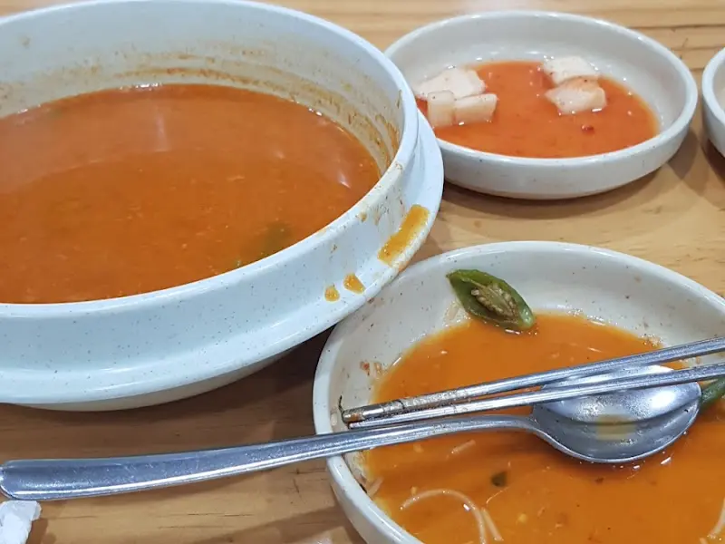 김치와 깍두기를 곁들인 생선국수 한상차림