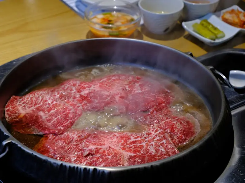 간장 소스에 자글자글 익어가는 소고기