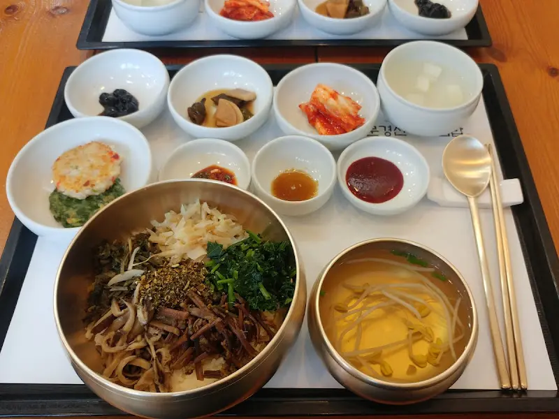 다채로운 반찬 구성