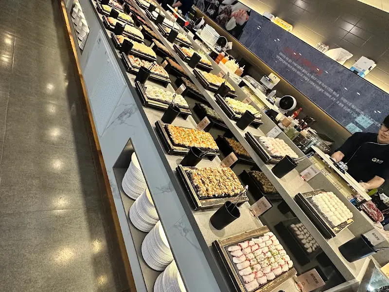 다양한 종류의 롤과 초밥이 끝없이 펼쳐진다.