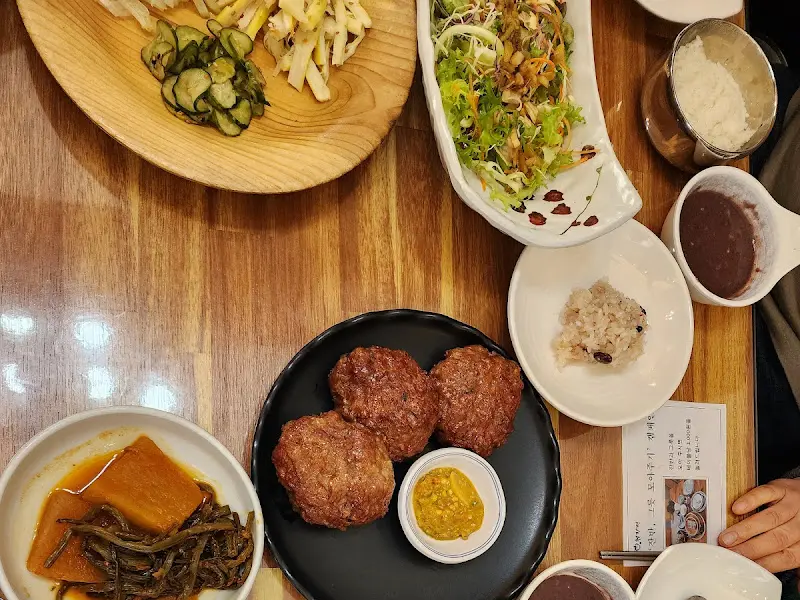 떡갈비, 흑임자죽, 샐러드 등이 정갈하게 담겨 나온 한 상 차림