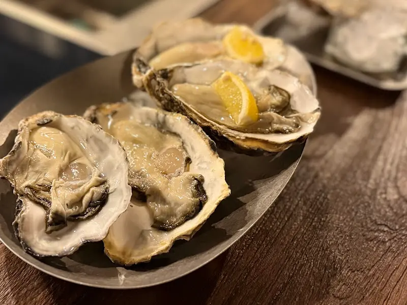 레몬 조각이 올려진 굴