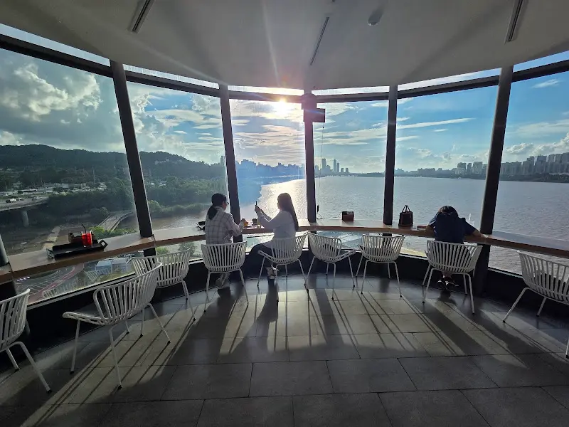 탁 트인 한강을 바라보며 여유를 즐기는 사람들