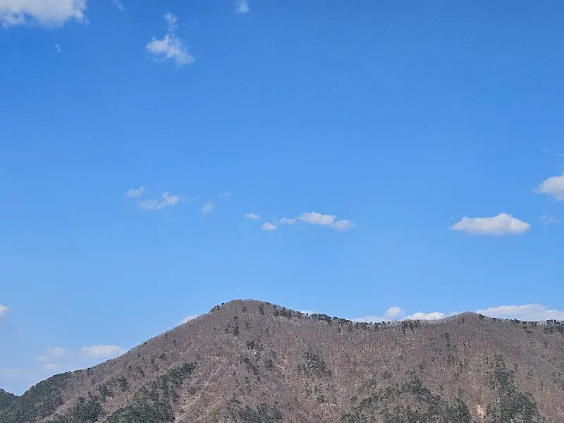 푸른 하늘과 산의 능선이 아름다운 조화를 이루는 풍경