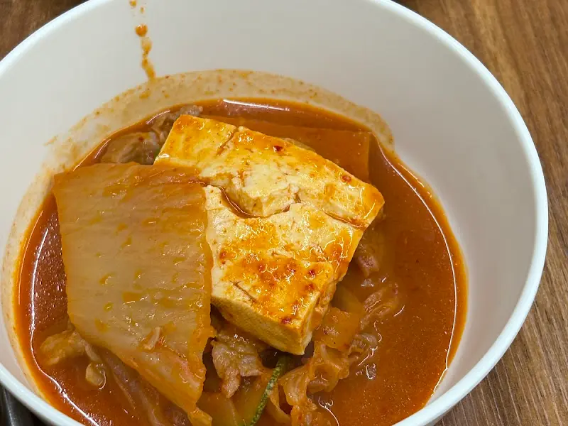 김치찌개 속 김치와 두부