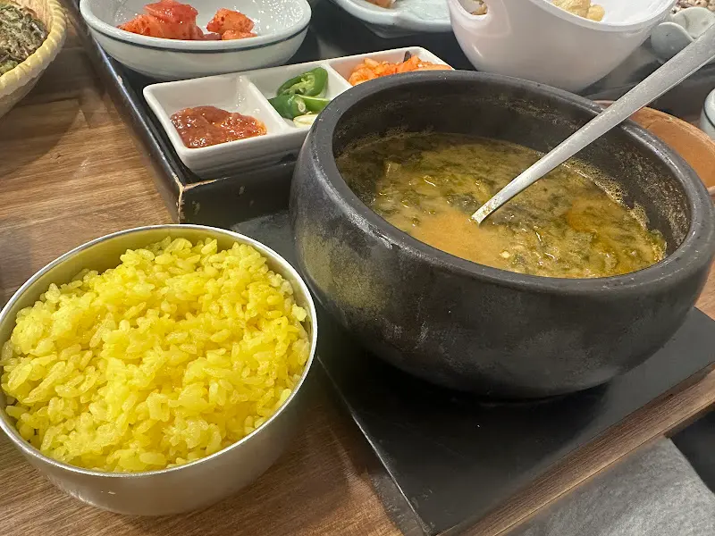추어탕과 밥, 반찬이 놓인 테이블