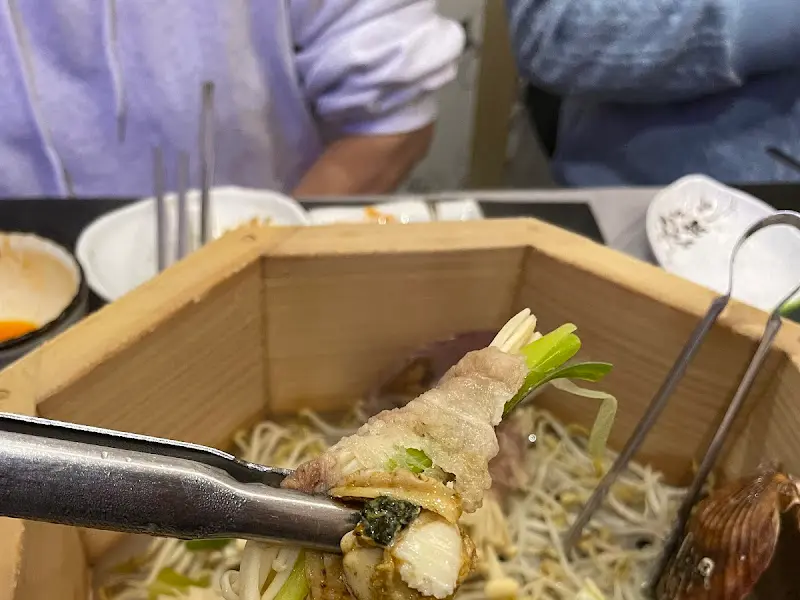 꼬막을 들어올리는 모습