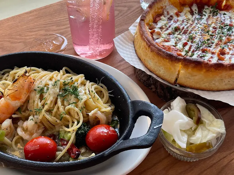 파스타와 피자, 음료가 함께 놓인 테이블