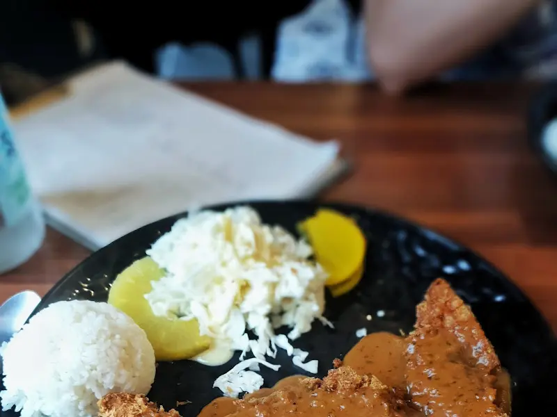 돈까스와 곁들여 나오는 반찬들