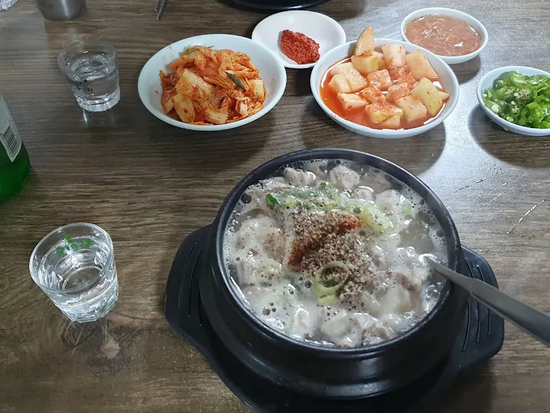 국밥과 함께 차려진 술상