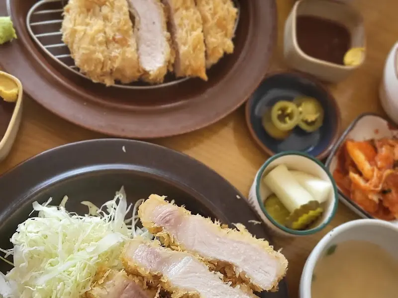 돈까스, 밥, 장국, 곁들임 찬의 모습