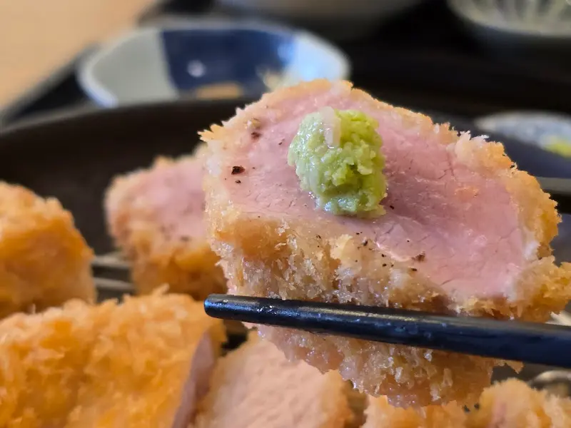 젓가락으로 집은 돈까스