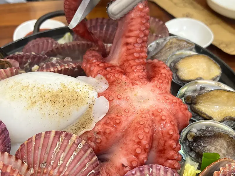 통문어 손질 장면