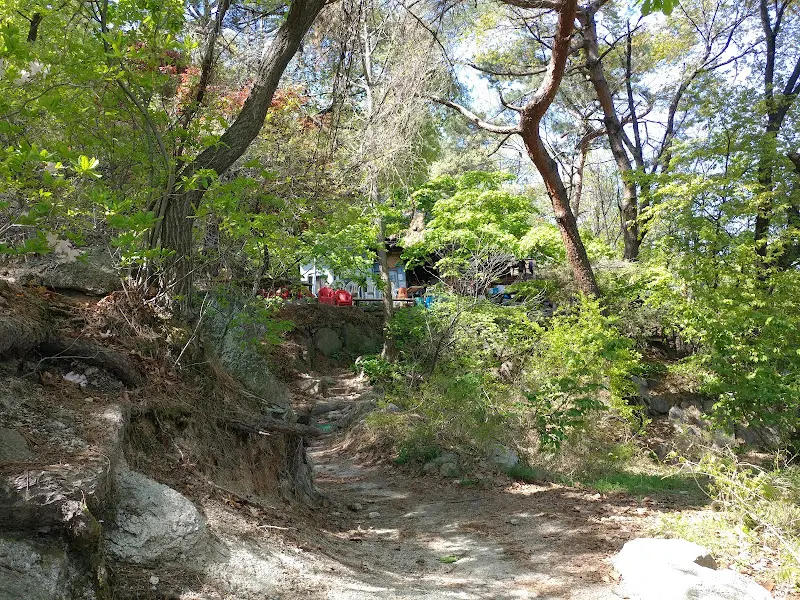 돌계단을 따라 올라가면 인수재가 보인다