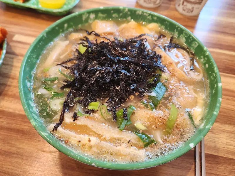 푸짐하게 담긴 쫄우동