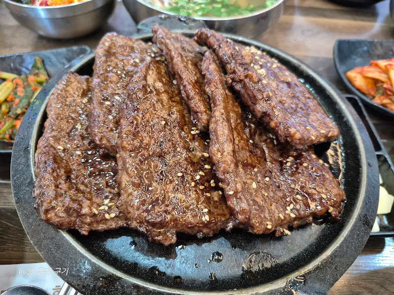 윤기가 좔좔 흐르는 떡갈비