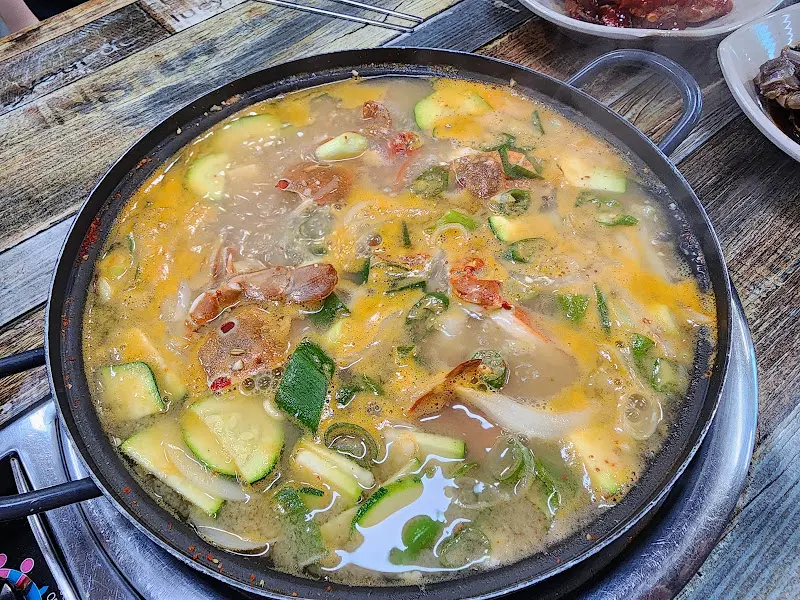 꽃게와 채소가 듬뿍 들어간 된장찌개가 끓고 있는 모습