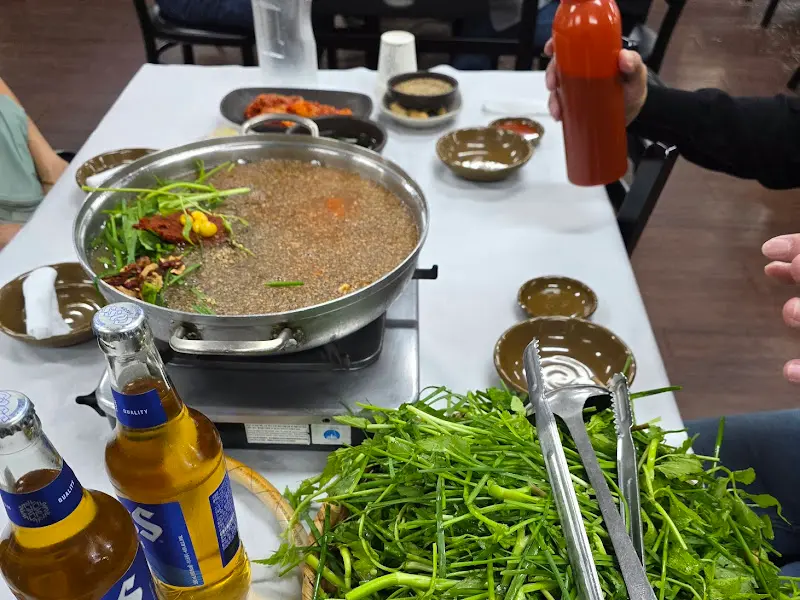 테이블 가득 차려진 청둥오리 전골 한 상 차림