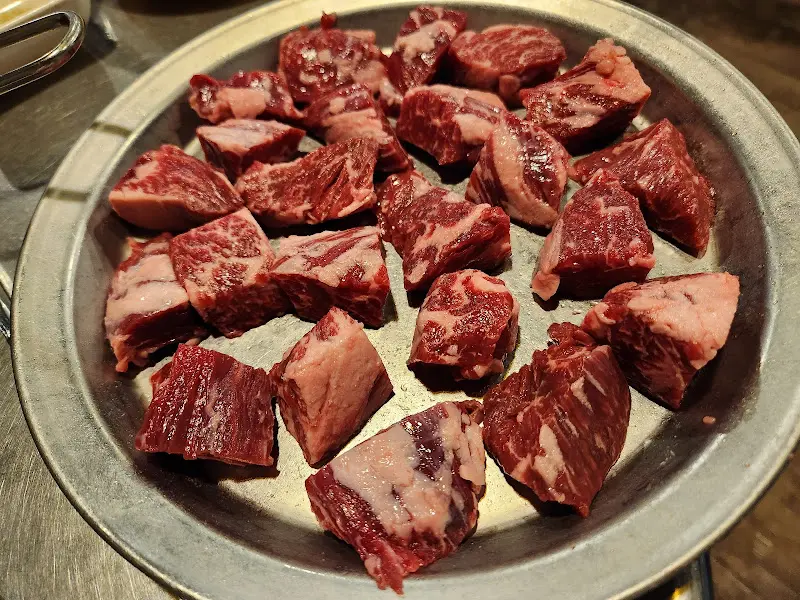 접시에 담긴 깍둑 안창살