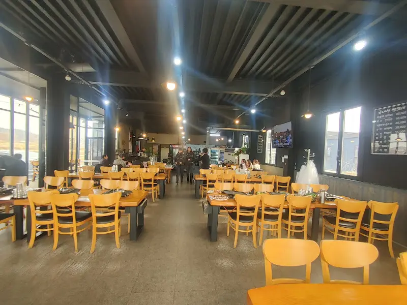 넓은 실내 전경