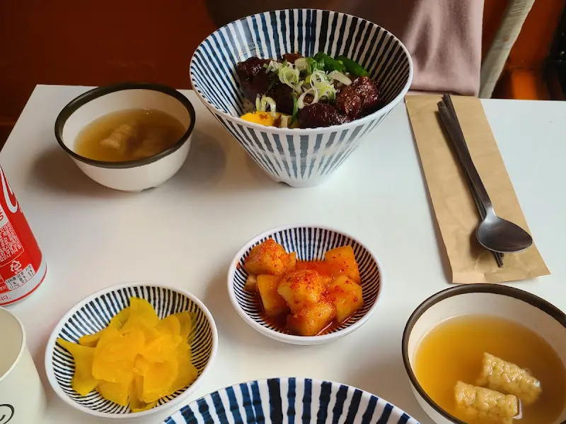 동파육덮밥과 반찬