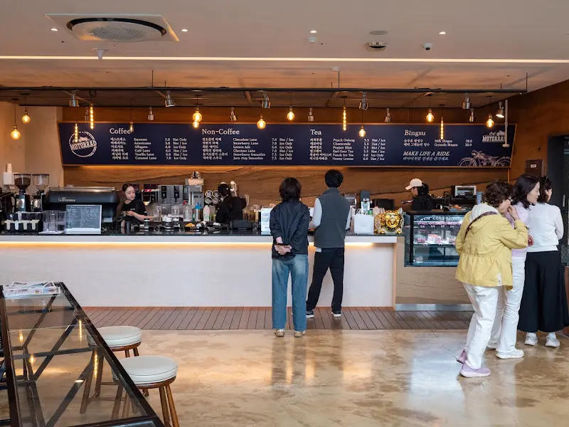 카페 내부 전경