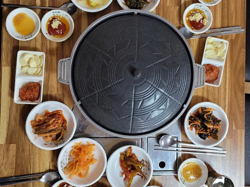 솥뚜껑과 다양한 밑반찬