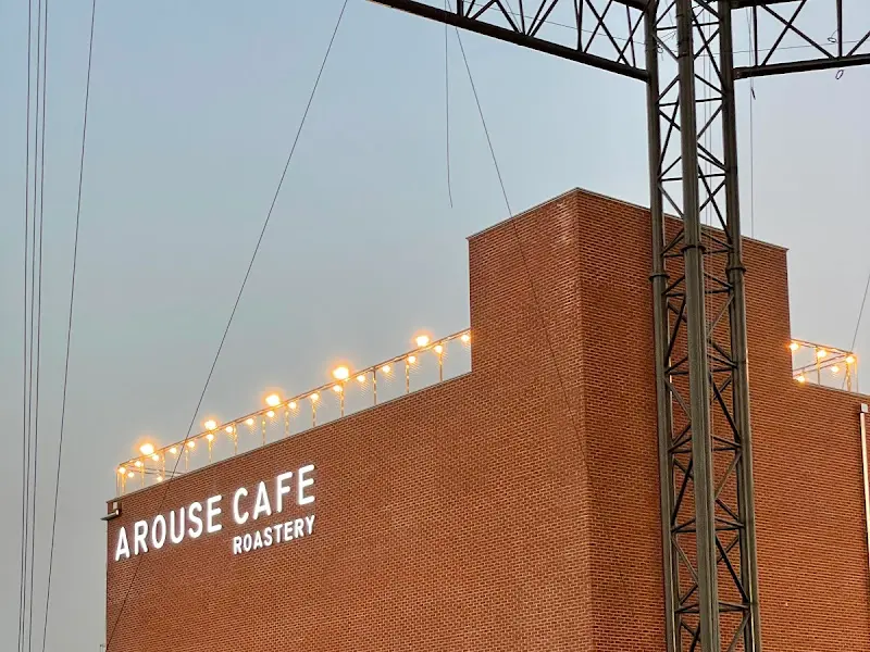 어라우즈 로스터리 카페 야경