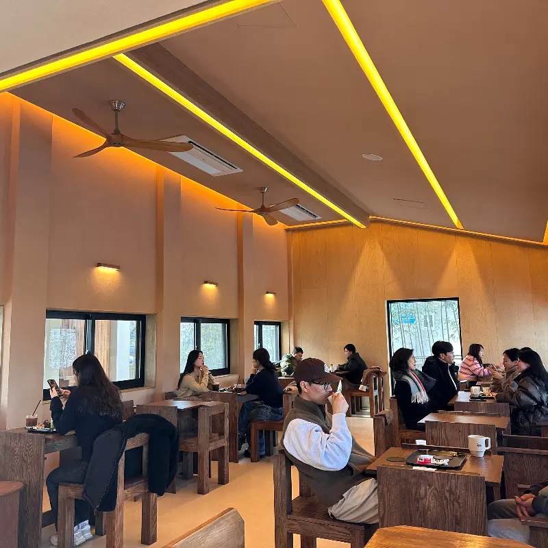 카페 내부 좌석