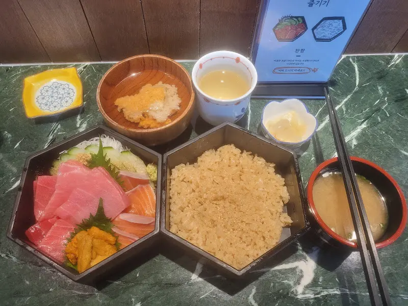 혼마구로, 연어, 우니가 담긴 카이센동 한상차림