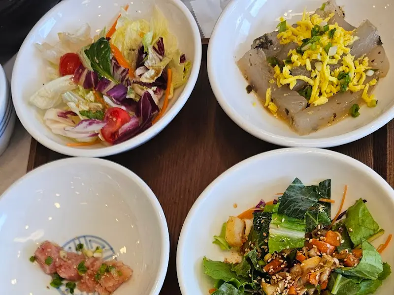 다채로운 색감과 신선함이 돋보이는 반찬들