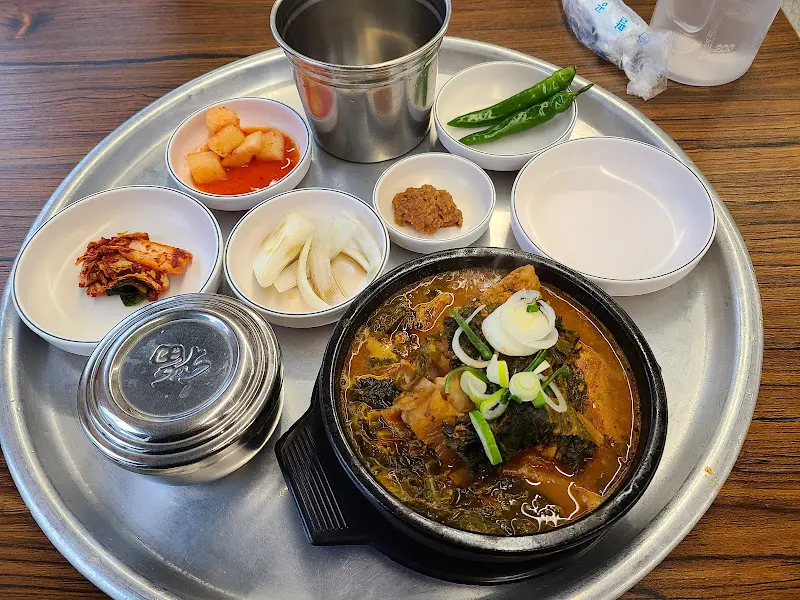 큰손뚝배기 상차림