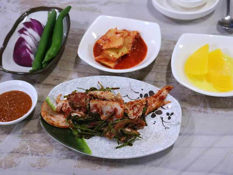 겉절이 김치를 삼계탕과 함께 먹으니 그 맛이 일품이다.