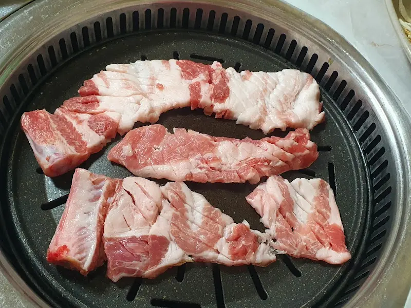 불판 위에서 익어가는 생갈비