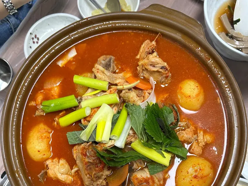 닭고기와 감자가 푸짐하게 들어간 닭볶음탕