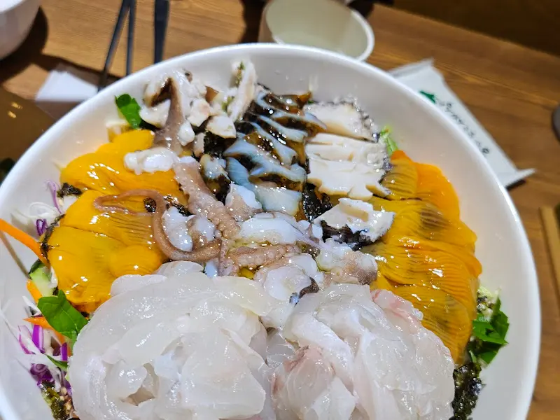 물회에 담긴 신선한 해산물