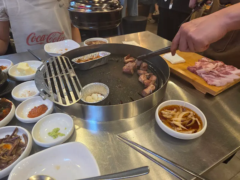 직원이 고기를 굽는 모습