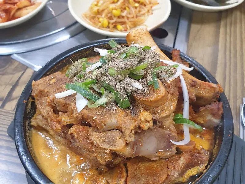 살코기가 가득 붙은 뼈다귀