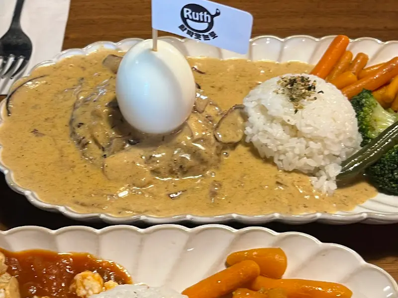 반숙 계란이 올라간 함박스테이크