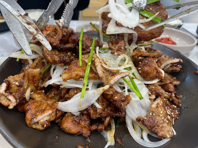 토실배기의 불고기를 손질하는 모습