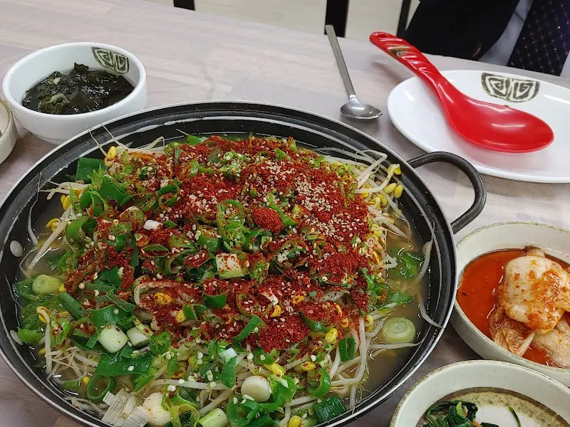 명태찜과 곁들임 반찬