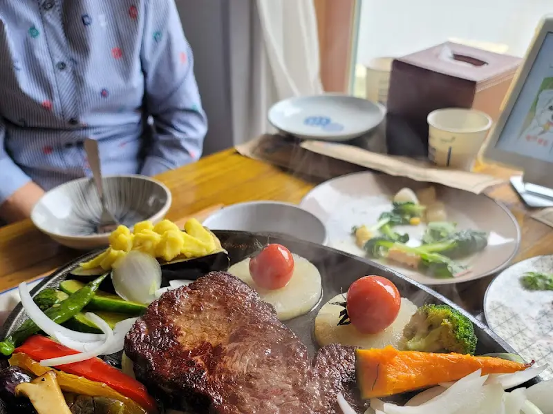 스테이크와 구운 채소를 함께 즐길 수 있는 메뉴