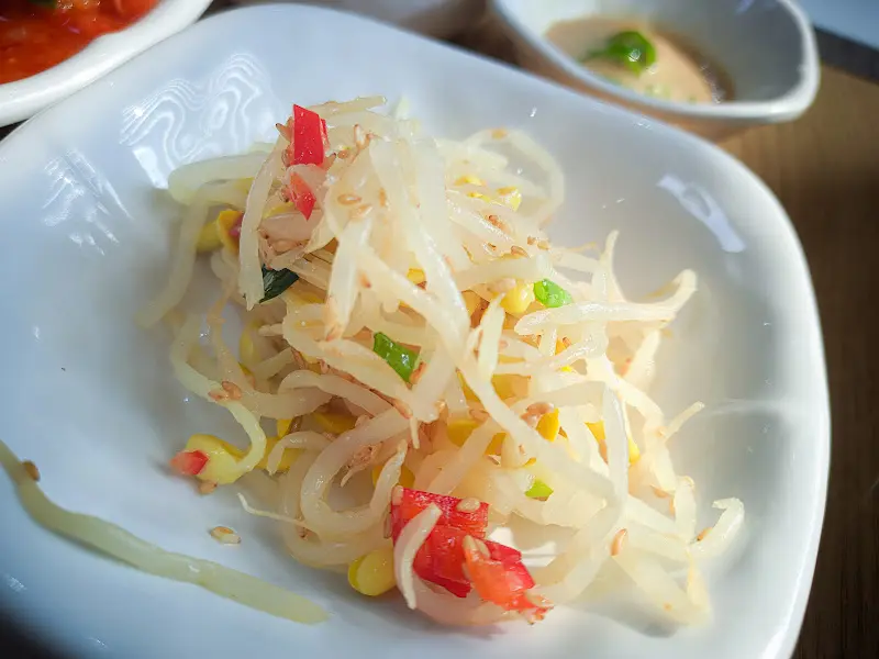 입맛을 돋우는 신선한 밑반찬들