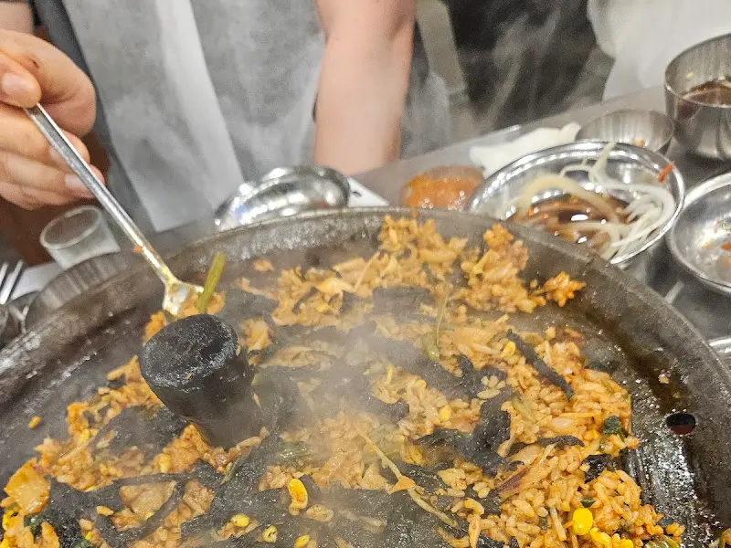 볶음밥을 만드는 모습