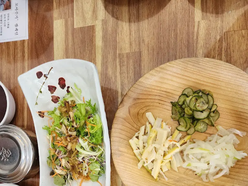 신선한 샐러드의 모습